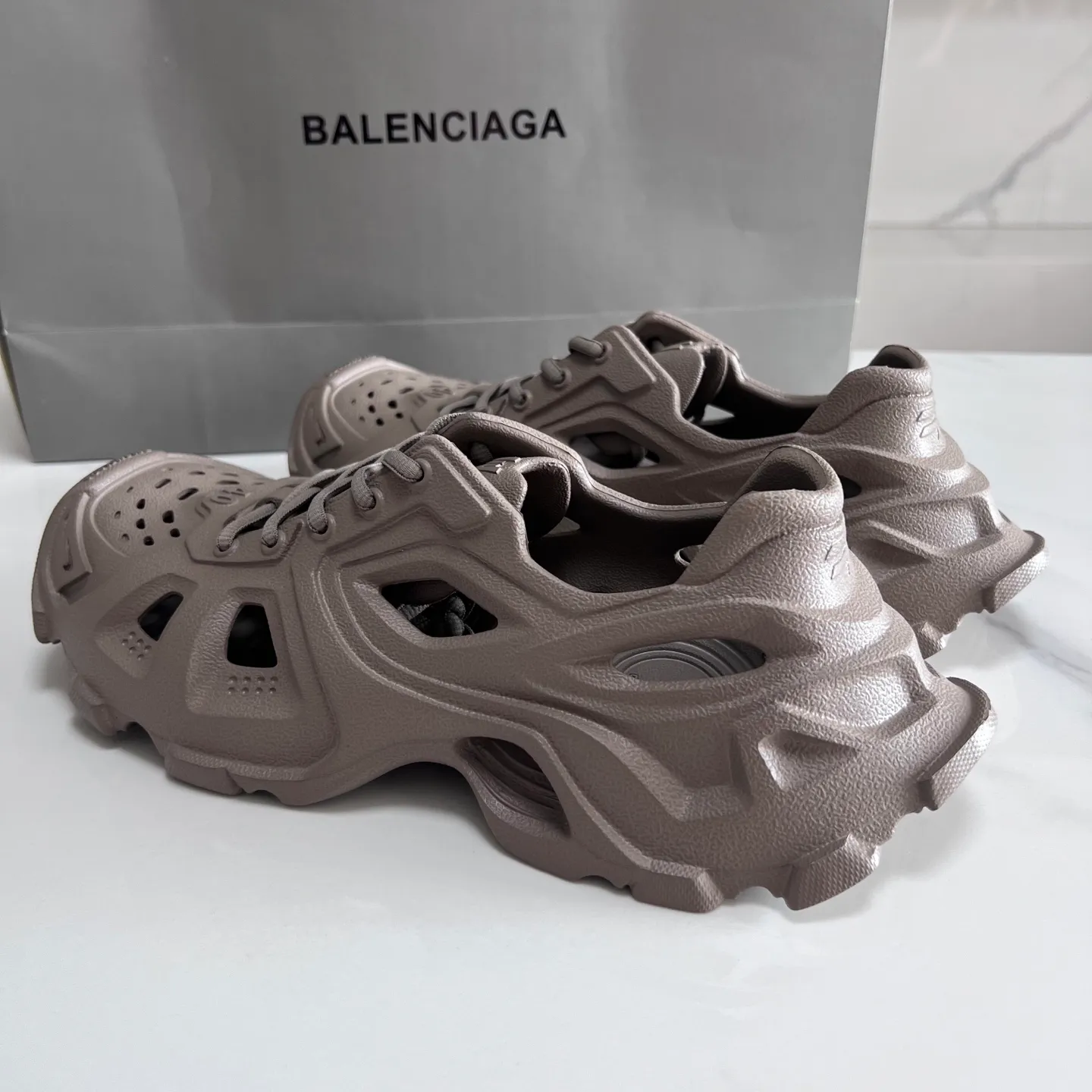 👟👟Ex-factory price 380👟👟 Balenciaga must-have beach shoes for summer. Men's and women's shoes are made of ultra-light 95% (injection molding) EVA plastic, 5% foam plastic foam cushioning material#Ultra-lightweight one-piece foam shoe mold❗New summer product, French high-end luxury brand - Balenciaga BALENCIAGA 3XL Rubber Low Top Sneakers 3XL version series summer beach wading versatile trendy lace-up casual sports hole sandals. Size: 35-46